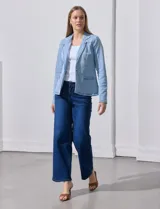 Blazer de jean celeste, marca Dictionary, con cuello con solapa, abertura central con botón, bolsillos delanteros y puños con botones.