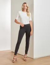 Jegging gris oscuro marca Zac & Rachel, con pretina elastizada, bolsillos delanteros simulados y bolsillos traseros aplicados. Corte ajustado.