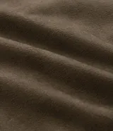 Campera estilo biker confeccionada en gamuza sintética color verde militar. Presenta cierre frontal asimétrico con cremallera metálica, cuello con solapas y botones a presión, y bolsillos laterales con cierre. Incluye detalles de charreteras en los hombros.