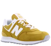 Championes urbanos New Balance modelo 574, color amarillo mostaza con detalles en blanco. Confeccionados en una combinación de gamuza y malla, presentan el logo N característico en los laterales y entresuela con tecnología ENCAP para mayor amortiguación.