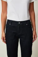 Jean de corte recto y tiro mid-rise, color azul oscuro con diseño de rayas diplomáticas blancas.