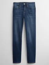 Jean de corte recto y tiro medio, en color azul oscuro con lavado clásico. Presenta cinco bolsillos, cierre frontal con botón y costuras en contraste.