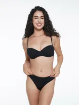 Soutien negro con copa y breteles finos regulables.