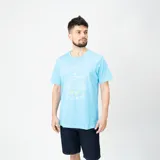 Remera celeste de manga corta con estampa frontal de Wrangler con texto y diseño de avión.