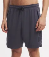 Bermuda deportiva masculina de color azul marino, con cintura elástica y cordón ajustable, bolsillos laterales con cierre y tecnología Dry para mayor transpirabilidad.