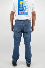 Pantalón jean de corte recto clásico con cinco bolsillos, botones de cobre y costuras color camel.