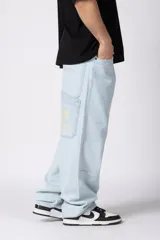 Jean baggy oversize de denim celeste claro, con corte ancho y relajado, estilo urbano.