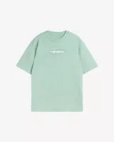 Remera negra de algodón con estampado frontal con la palabra 'retrofish' en color lila.