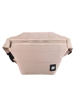 Riñonera acolchada color beige con correa ajustable con hebilla de plástico negra y logo de la marca en la parte inferior.