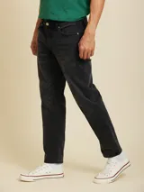 Pantalón de jean azul claro, corte recto, con bolsillos delanteros y traseros.