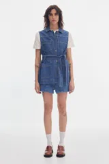 Chaleco midi de denim azul con cierre frontal de botones, cuello camisero, cuatro bolsillos tipo parche y lazo ajustable en la cintura.