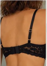 Soutien de encaje negro con diseño triangular, sin aro y con breteles regulables.
