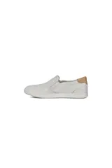 Sneaker slip on de cuero color blanco con perforaciones.