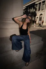 Jean wide leg de tiro medio en color azul, con recortes y pespuntes a contratono.