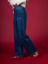 Pantalón de jean de tiro alto, corte recto y color azul.