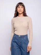 Sweater color beige de tejido de punto, con cuello redondo y diseño de vainillas en el dorso y mangas.