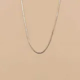 Cadena de plata 925, tipo serpiente (snake chain), de color plateado.