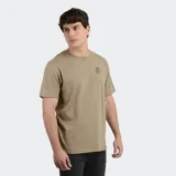 Remera de manga corta color blanco, con cuello redondo y pequeño logo circular estampado en el pecho.