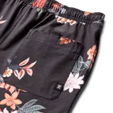Short de baño negro con estampado floral en tonos rosados y hojas verdes, con cintura elástica ajustable mediante cordón y bolsillos laterales.