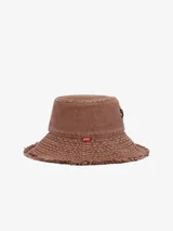 Sombrero tipo bucket color marrón con efecto desteñido, ala ancha con detalles de pespuntes y deshilachado en el borde, y logo de la D ovalada recortado y bordado en el frente.