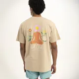 Remera marrón con estampado pequeño en el pecho que dice "We all grow" con una flor.