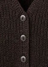 Chaleco de tejido de punto grueso color marrón, de diseño recto, con cuello en V, sin mangas, tirantes anchos y cierre delantero con botones.