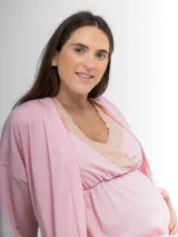 Camisón maternal color verde claro, confeccionado en algodón con escote en V cruzado y detalle de puntilla elastizada. Tiene mangas cortas con terminación de puntilla y frunces debajo del busto para mayor amplitud.