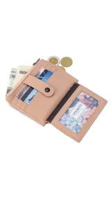 Tarjetero color verde agua con presilla frontal y múltiples ranuras para tarjetas. Incluye un bolsillo con cierre para monedas o billetes.