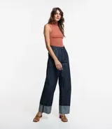 Blusa sin mangas de calce ajustado, confeccionada en tejido de viscosa con textura acanalada y cuello alto.