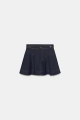 Falda corta de tiro medio confeccionada en tejido denim de algodón. Presenta un diseño acampanado con costuras a contraste, cintura con botones metálicos y cierre frontal con cremallera y botón.