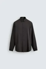 Camisa de corte relajado confeccionada en una mezcla de lana y viscosa. Presenta cuello clásico, manga larga con puños abotonados y cierre frontal con botones a tono.