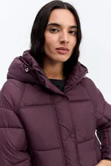 Campera puffer negra con capucha, diseño corto y acolchado, cierre frontal con botones a presión y puños ajustados.