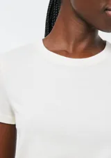 Remera básica azul de manga corta y corte slim, con escote redondo.