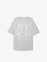 Camiseta gris melange de corte holgado y extragrande, con estampado en el frente con tipografía serif y leyenda 'NY BING' en la espalda.