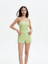 Shorts de mujer color rojo, con textura fruncida o smock en toda la prenda y borde inferior ondulado.