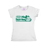 Remera entallada blanca con estampa frontal verde que incluye texto y un perro con lentes de sol.