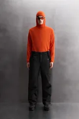 Sudadera de corte regular fit confeccionada en tejido polar con textura efecto pelo. Presenta cuello subido con capucha integrada, manga larga ranglán y acabados con cinta elástica. El bajo es asimétrico, siendo más largo en la parte posterior.