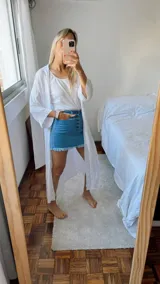 Minifalda de jean azul con botones frontales y ruedo desflecado.
