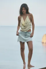Top halter color amarillo claro con escote drapeado, detalle de abalorios y lentejuelas con brillo y cierre ajustable en el cuello y la espalda.