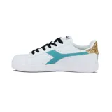 Championes urbanos Diadora modelo Knock On, color blanco, con logo lateral en color turquesa y cordones negros. Presentan detalles en glitter dorado en el talón.