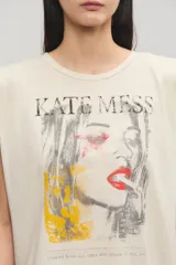 Musculosa de jersey de algodón color blanco, sin mangas, con hombreras y estampa frontal fotográfica en tonos grises, rojos y amarillos con la inscripción "Kate Mess" y detalles de tachas.