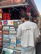 Remera celeste de corte recto con estampado en la espalda que incluye el texto "Itta Stars Tour" y una lista de ciudades: Ibiza, Madrid, Andorra, Barcelona y Formentera.