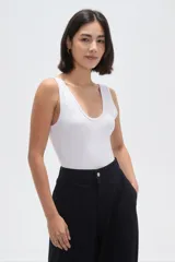 Body de poliamida color blanco, con breteles anchos, cuello redondo profundo y diseño ajustado al cuerpo con cierre de broches en la parte inferior.
