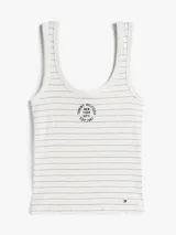 Musculosa blanca de algodón con rayas horizontales finas en color rojo y azul. Presenta cuello redondo y logo de Tommy Hilfiger bordado en el pecho.