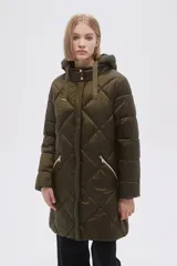 Campera larga color verde militar, acolchada con diseño de rombos, con capucha y cierre frontal con botones a presión.