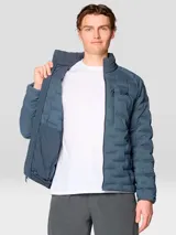 Campera técnica acolchada de plumón, color azul, con cierre frontal de dos vías, cuello alto, bolsillo en el pecho con cierre y bolsillos laterales. Presenta una construcción elástica tejida que permite mayor libertad de movimiento.