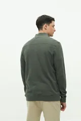 Buzo azul de felpa con medio cierre frontal, cuello alto y logo de goma en el pecho.