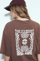 Remerón negro de manga corta, calce amplio y efecto gastado. Presenta una estampa gráfica de inspiración retro en el frente y la espalda.