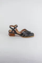 Sandalias doradas con capellada de cuero metalizado y malla, puntera cuadrada, tira ajustable al tobillo y taco geométrico de madera.