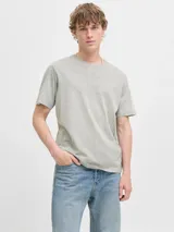 Remera de manga corta y cuello redondo con calce regular, confeccionada en tejido de punto jersey con efecto jaspeado bicolor.